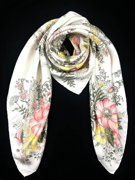 dior woman scarf